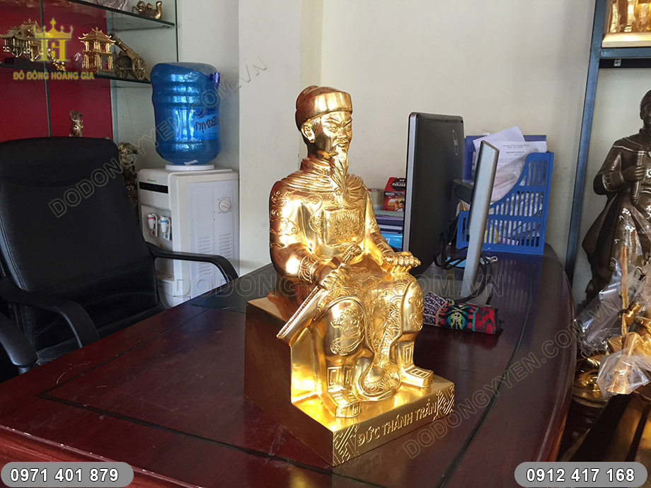 tượng trần hưng đạo ngồi ngai thiếp v&agrave;ng